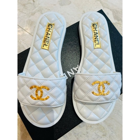Chanel CC Logo Slides - Picture 2 of 11